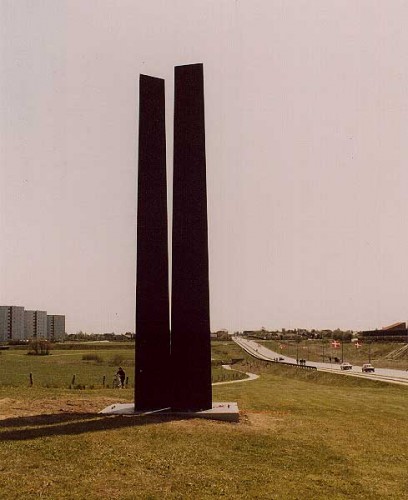 Fotograf: Eget foto
Værk  titel: To tårne 
Værk  type: Skulptur - Vartegn 
Materiale: Stål 
Størrelse: 900 cm 
Færdiggjort: 1984 
Placering: Fredericia, overfor Dr. Margrethe Hallen 