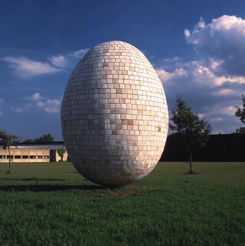 Fotograf: Leif Hansen
Værk  titel: Symbol-Æg 
Værk  type: Skulptur 
Materiale: Stentøj på fiberbeton 
Størrelse: 400 x 330 cm. 
Færdiggjort: 1992 
Placering: Odense Universitet 