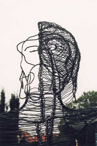Fotograf: Eget foto
Værk  titel: Kriger - udsnit 
Værk  type: Skulptur 
Materiale: Rundjern og metaltråd 
Størrelse: Skulptur 
Færdiggjort: 2000 