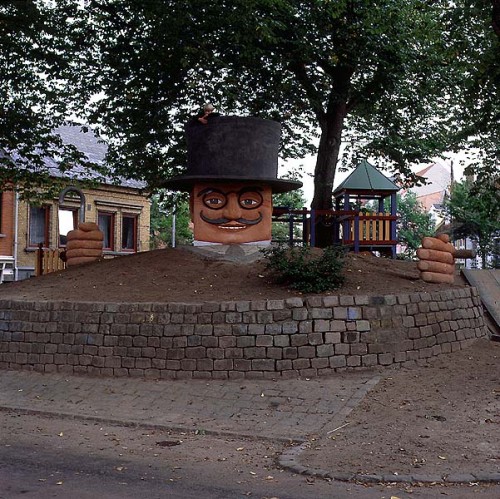 Fotograf: Leif Hansen
Værk  titel: Professor Labri 
Værk  type: Skulpturel udsmykning af bunker 
Materiale: Fiberbeton og træ 
Størrelse: 600x1000x1000 cm. 
Færdiggjort: 1994 
Placering: Fredensgade, Sct.Knudsgade 