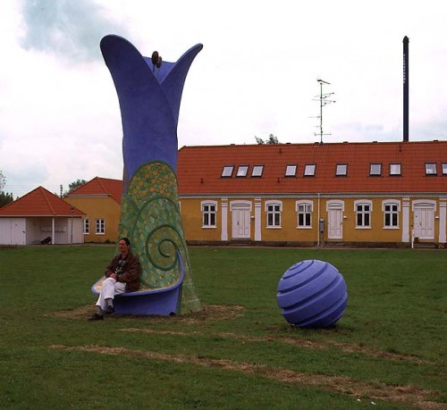 Fotograf: Leif Hansen
Værk  titel: Blomsten 
Værk  type: Skulpturel udsmykning 
Materiale: Fiberbeton, stentøj og kobber 
Størrelse: 500x160x160 cm. 
Færdiggjort: 1995 
Placering: Rådhuset 