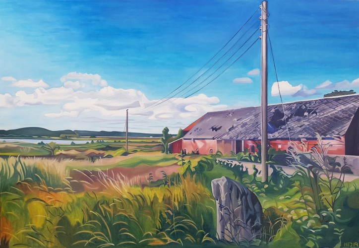 I forgrunden en forfalden bondegård, en kampesten og et par telefonpæle. I baggrunden Gudenåen og engene omkring og en meget blå himmel. Fra Neder Hornbæk ved Randers. 100x70 cm. 6000 kr.