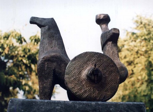 Fotograf: Eget foto
Værk  titel: Sejrsvognen 
Værk  type: Skulptur 
Materiale: Granit, stentøj og træ 
Størrelse: 21x20x15 cm. 
Færdiggjort: 1996 
&Oslash;vrigt: Herning kommunes hædersgave til Bjarne Riis 