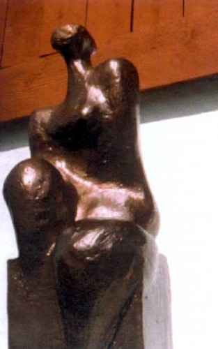 Fotograf: Eget foto
Værk  titel: Madonna - farmor 
Værk  type: Skulptur 
Materiale: Stentøj 
Størrelse: 80 x 30 x 30 cm 
Færdiggjort: 2000 
&Oslash;vrigt: Bronze pris efter aftale 