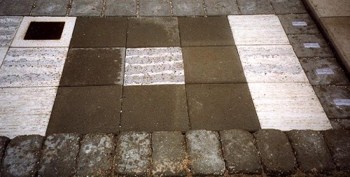 Fotograf: Inger Lenau
Værk  titel: Unikabetonflise kombineret med en standard flise 
Værk  type: Flisebelægning 
Materiale: Beton 
Størrelse: 30x30x5 cm 
Færdiggjort: 1997 