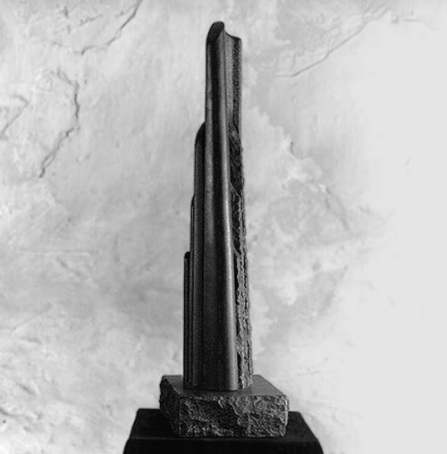 Fotograf: Jakob Poulsen
Værk  titel: Forskydninger II 
Værk  type: Skulptur 
Materiale: Granit 
Størrelse: 121x26x21 
Færdiggjort: 1995 
Placering: Himmelbjerggården, Himmelbjergvej 11. 