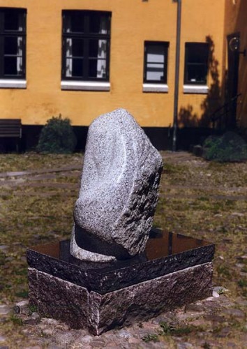 Fotograf: Eget foto
Værk  titel: Senti 
Værk  type: Skulptur 
Materiale: Granit 
Størrelse: 102x40x75 cm. 
Færdiggjort: 1992 
Placering: Århus Katedralskole 