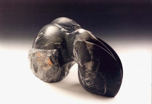 Fotograf: Jesper Holdgaard
Værk  titel: Udbrud 
Værk  type: Skulptur 
Materiale: Marmor 
Størrelse: 25x53,5x15,5 cm. 
Færdiggjort: 1990 