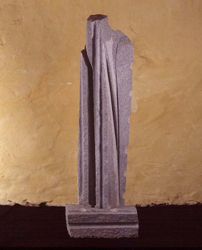 Fotograf: Jakob Poulsen
Værk  titel: Den kløvede 
Værk  type: Skulptur 
Materiale: Granit 
Størrelse: 129x41x30 cm 
Færdiggjort: 1993 