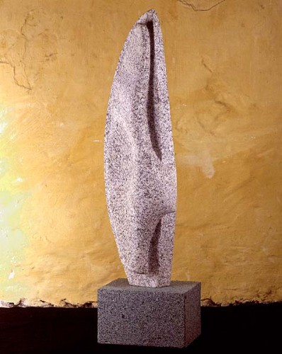 Fotograf: Jakob Poulsen
Værk  titel: L´ala 
Værk  type: Skulptur 
Materiale: Granit 
Størrelse: 143x39x27 cm 
Færdiggjort: 1995 