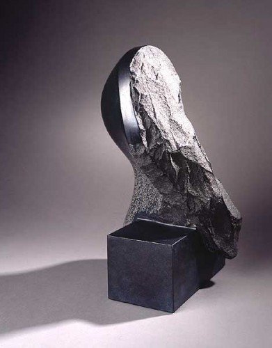 Fotograf: Jakob Poulsen
Værk  titel: Uden titel 
Værk  type: Skulptur 
Materiale: Diabas 
Størrelse: 55 x 29 x 32 cm 
Færdiggjort: 1998 