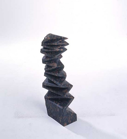 Fotograf: Jakob Poulsen
Værk  titel: Foldet 
Værk  type: Skulptur 
Materiale: Granit 
Størrelse: 52 x 10 x 20 cm 
Færdiggjort: 1999 