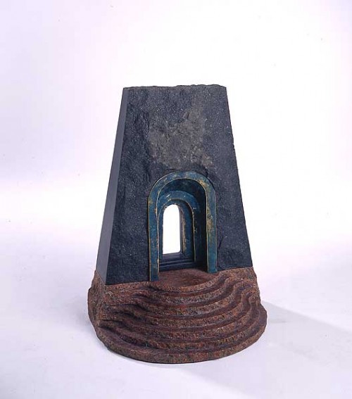 Fotograf: Jakob Poulsen
Værk  titel: Porten til og fra ... 
Værk  type: Skulptur 
Materiale: Diabas, granit og bronze 
Størrelse: 70 x 52 x 65,5 cm 
Færdiggjort: 1999 