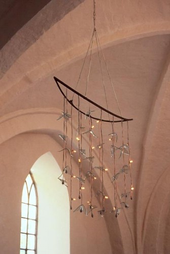 Fotograf: Jan Nørgaard
Værk  titel: Kirkeskibskrone 
Værk  type: Lyskilde til kirke (model) 
Materiale: Jern, metaltråd, silke, el-armaturer og ledning. 
Størrelse: 120 cm + ophæng, 150, 25 cm 
Færdiggjort: 1997 