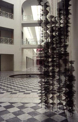 Fotograf: Ole Akhøj
Værk  titel: Hang 
Værk  type: Tekstil skulptur 
Materiale: Bomuld, børster og hår 
Størrelse: 320 x 75 x 75 cm 
Færdiggjort: 1992 