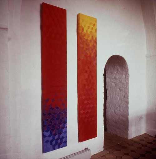 Fotograf: Jan Nørgaard
Værk  titel: Kærligheden og smerten 
Værk  type: Billeder 
Materiale: Billeder flettet af malet bomuld 
Størrelse: 225 x 42 cm - 2 stk. 
Færdiggjort: 1996 