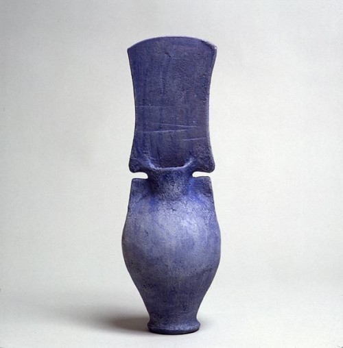 Fotograf: Poul Erik Balle
Værk  titel: Økse krukke 
Værk  type: Keramik 
Materiale: Stentøjsler med blå begitning 
Størrelse: 34 x 13 cm 
Færdiggjort: 1993 