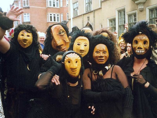 Fotograf: Ole Stærk
Værk  titel: Dunkelfolket 
Værk  type: Masker 
Færdiggjort: 2000 
&Oslash;vrigt: Gadeteatergruppe, som anvender træmasker og sorte kostumer.Har optrådt mange steder i verden i de seneste 12 år.Maskespillerne henvender sig til publikum i en direkte skabende proces. 