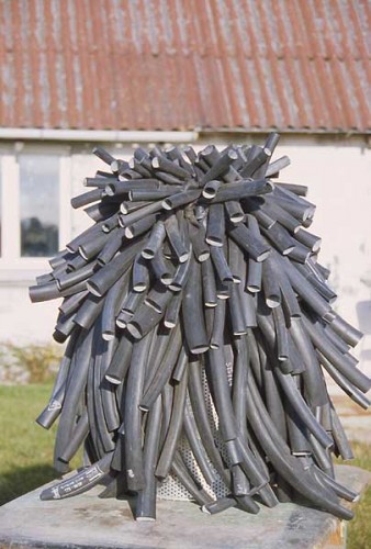 Fotograf: Eget foto
Værk  titel: Hængende gummihund 
Værk  type: Skulptur 
Materiale: Stål og gummi 
Størrelse: 70 x 63 x 63 cm 
Færdiggjort: 2000 