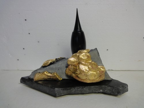 Skulptur i marmorbrud, stentøj og med guld