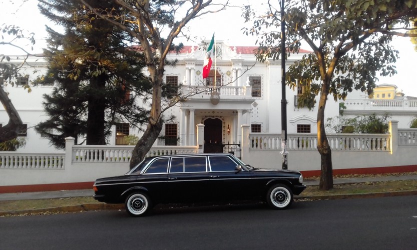 LIMUSINA-IN-FRONT-OF-MEXICAN-EMBASSY-COSTA-RICA.jpg