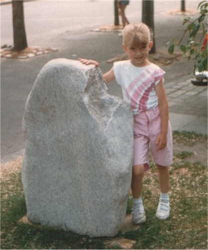 Nina ved sten 1985