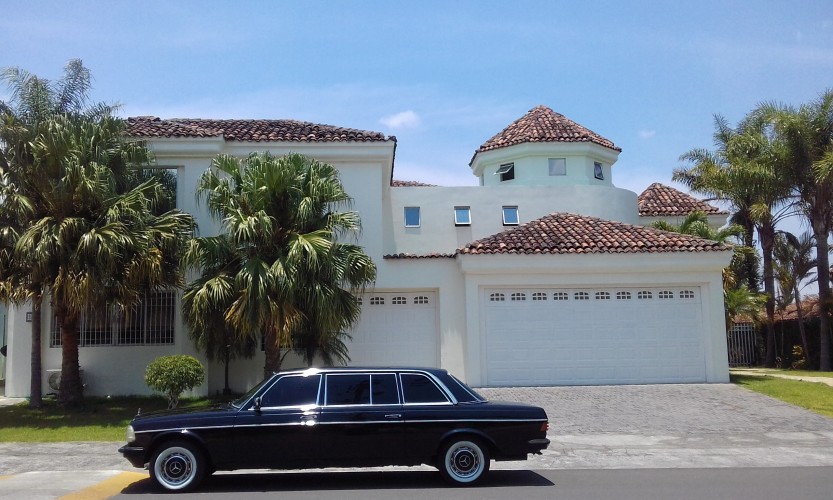 WHITE-MANSION-COSTA-RICA-LIMOSINA.jpg