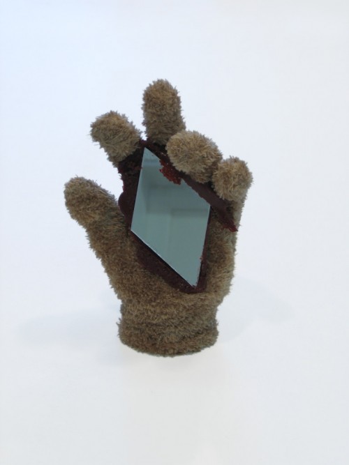 Silicone, spejl, textil     Silicone / Mirror / Textile
21x 15 x 8 cm
Assemblage
2006
Foto:Bart Snyder