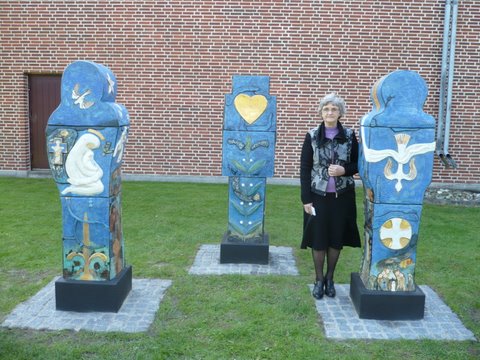 Hermed et foto fra afsl&oslash;ringen af mine skulpturer foran Hjallese Kirke i&nbsp;Odense den 14. sept. 2008.
Skulpturerne symboliserer Jul, P&aring;ske og Pinse.