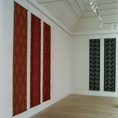 værk type vævning
materiale bomuld, papirgarn
størrelse 65 x 300 cm
færdiggjort 2002